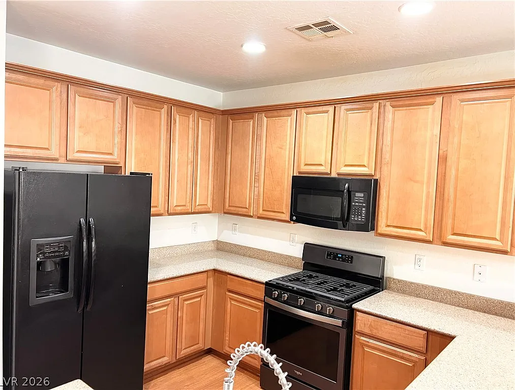 4 bed, 2.5 bath, 1916 sqft, $2,400 — Photo 4