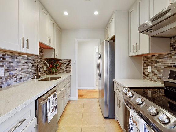2nd image of 801 N Humboldt St APT 202