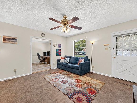 5th image of 213 Atascosa St