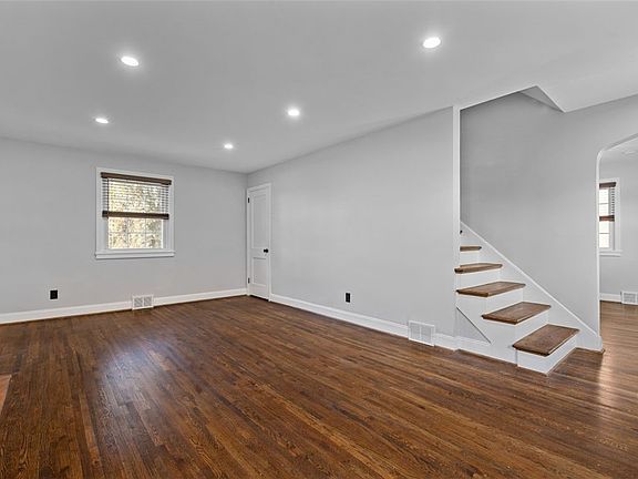 3rd image of 115 Hollow Haven Dr