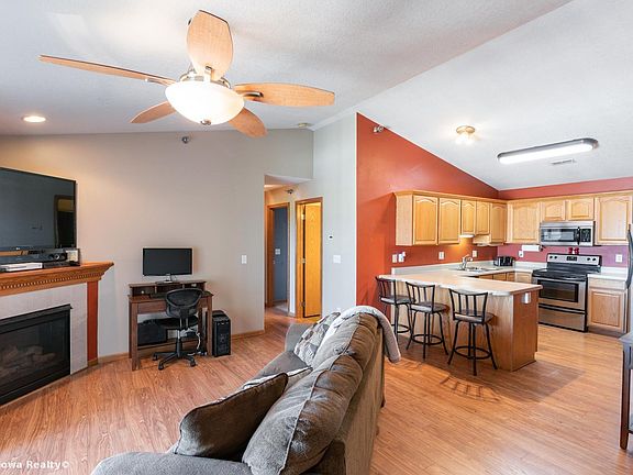 2nd image of 701 SE Dovetail Rd APT 9