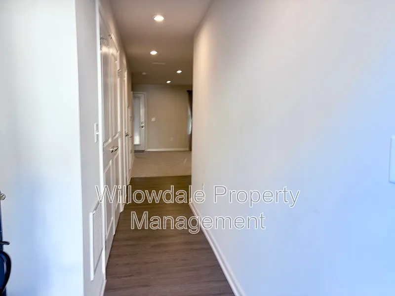 3 bed, 3.0 bath, 2007 sqft, $2,095 — Photo 3