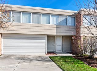 37 Wellington Rd, Northbrook, IL 60062