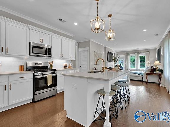 4th image of 2708 Village Ln