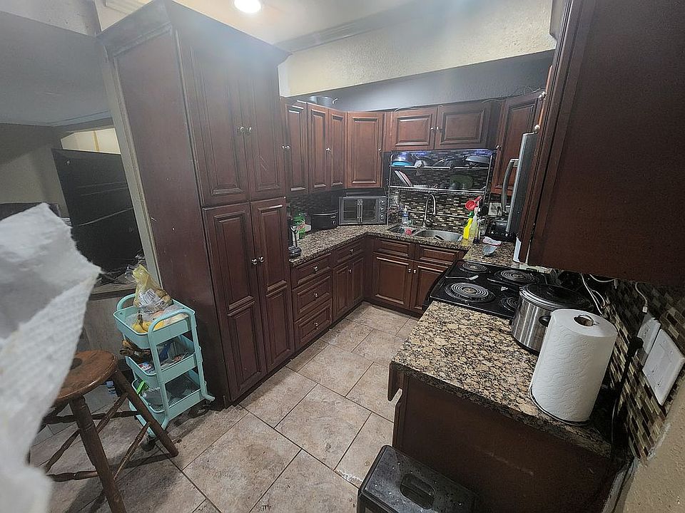 1st image of 1105 Lakeshore Dr