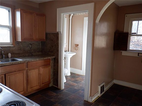 2nd image of 812 Roslyn Ave