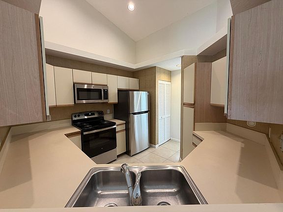 5th image of 302 Muirfield Court