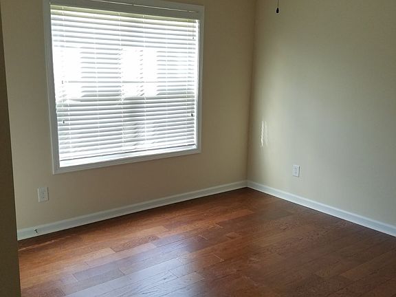 4th image of 411 Paper Woods Dr