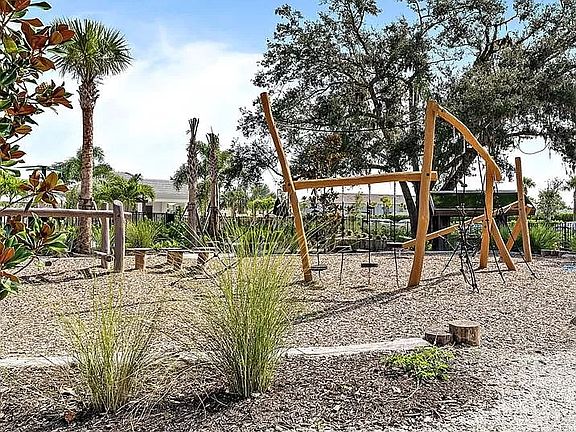 4th image of 15041 Shady Palms Ln