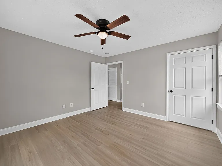 Spring Branch Apartments — Photo 9