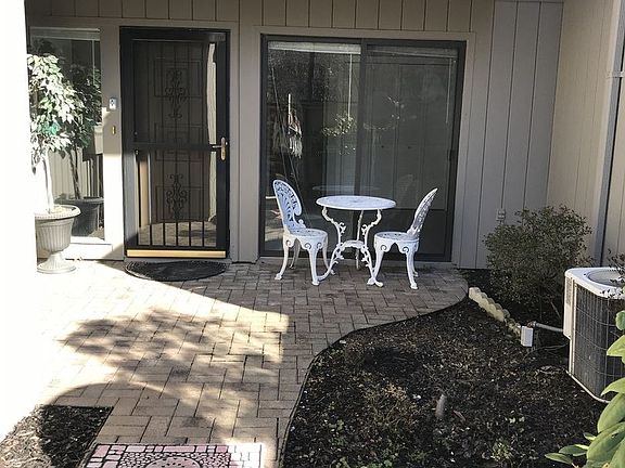 3rd image of 3 Lakemoor Ln