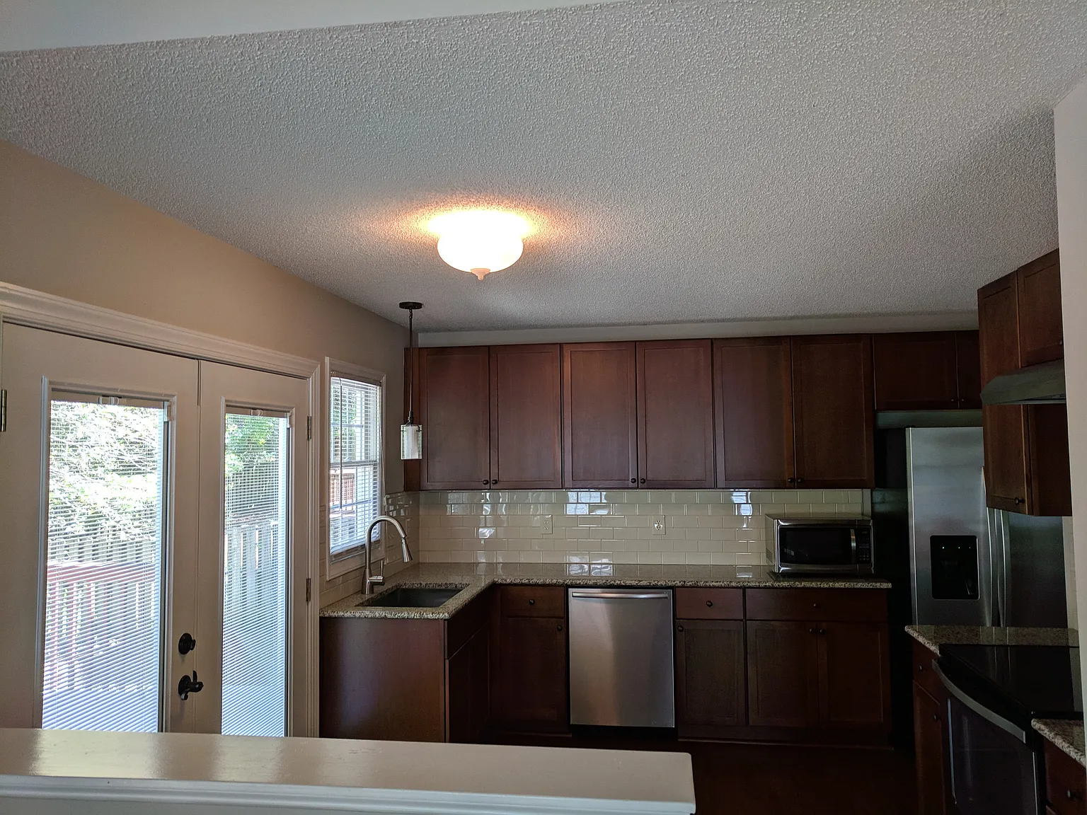 3 bed, 2.5 bath, 1400 sqft, $2,150 — Photo 3