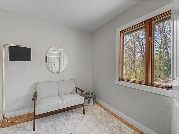 4th image of 9 Minton Ln