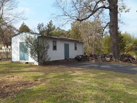 5th image of 112 Dogwood St