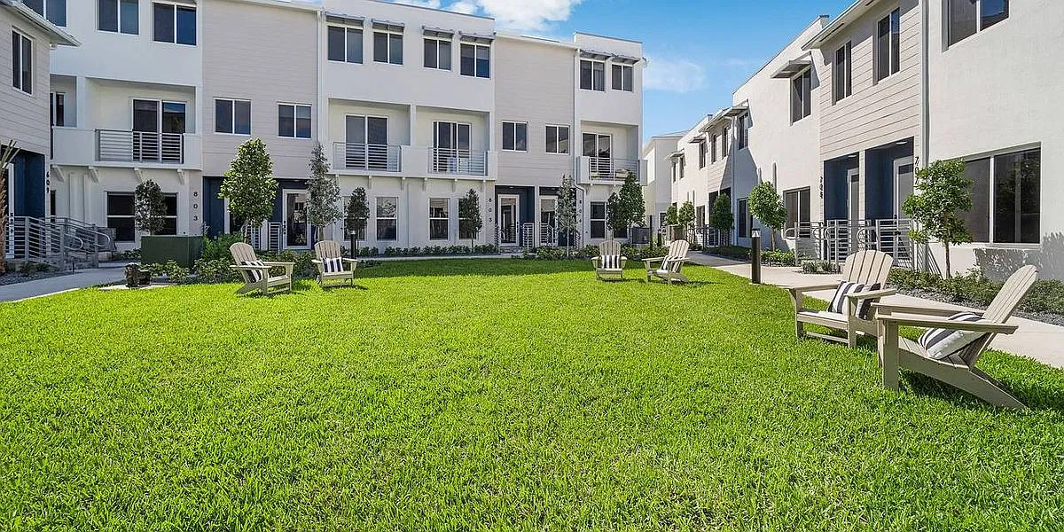 2 bed, 2.0 bath, 1631 sqft, $3,295 — Photo 2
