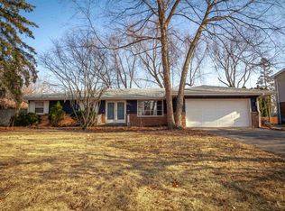 823 Pine Valley Dr, Rockford, IL 61107
