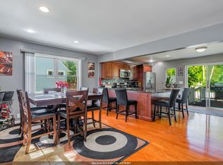 37 Independence Dr, Roselle, NJ 07203