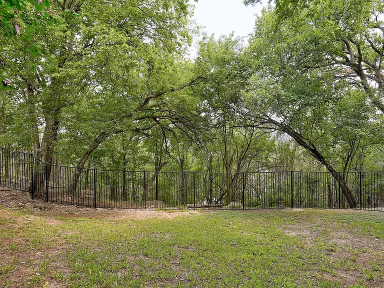 8804 Mountain Ridge Dr #B — Photo 15