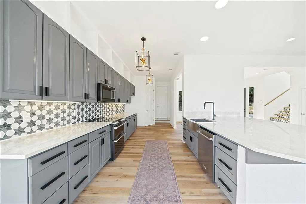 5 bed, 3.0 bath, 2998 sqft, $4,900 — Photo 3
