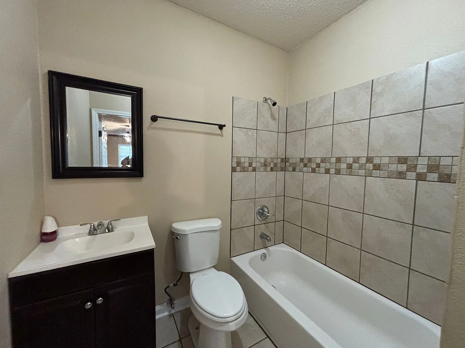 413 Lindenhurst Dr — Photo 2