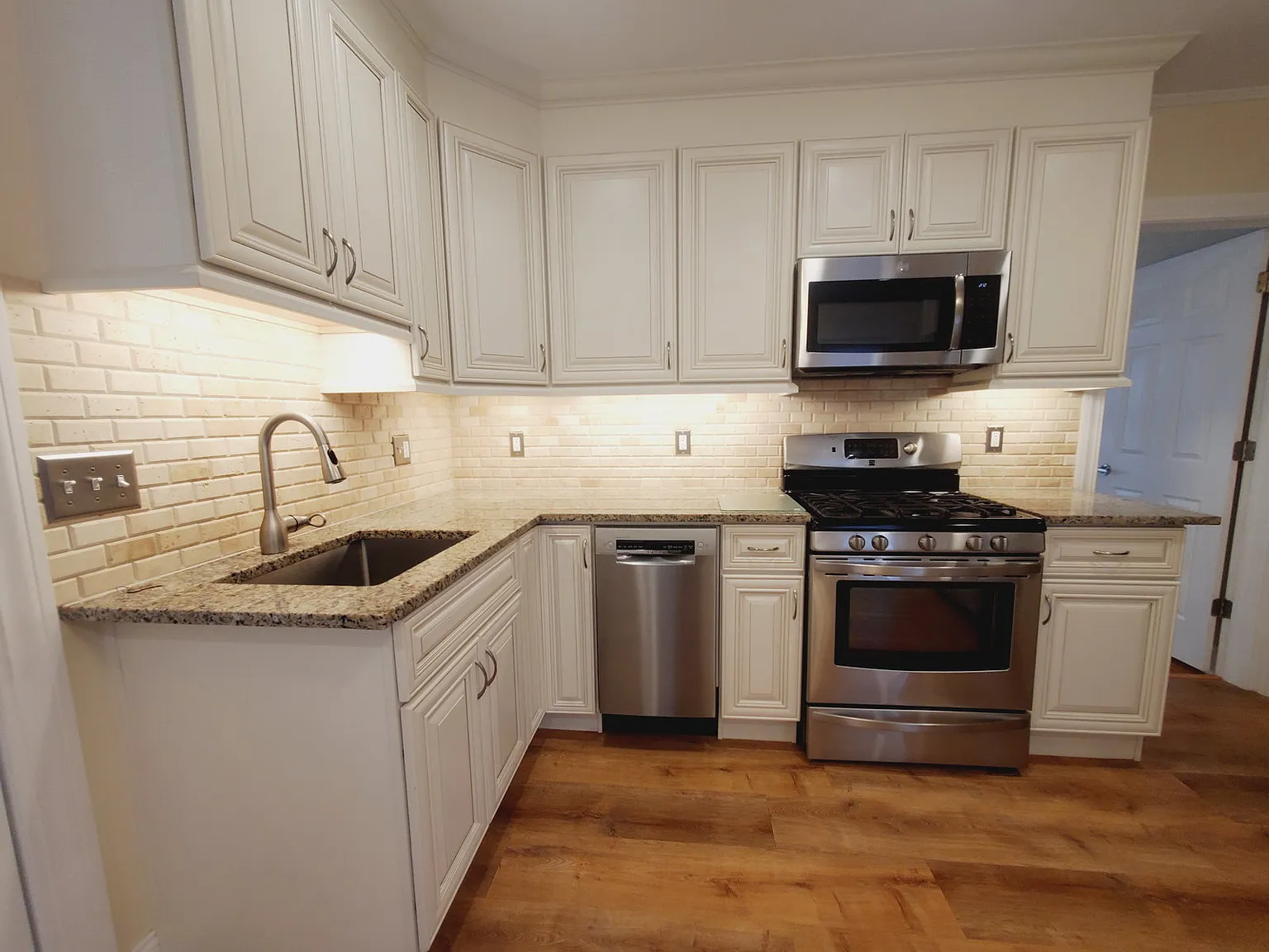 3 bed, 1.0 bath, 915 sqft, $2,800 — Photo 3