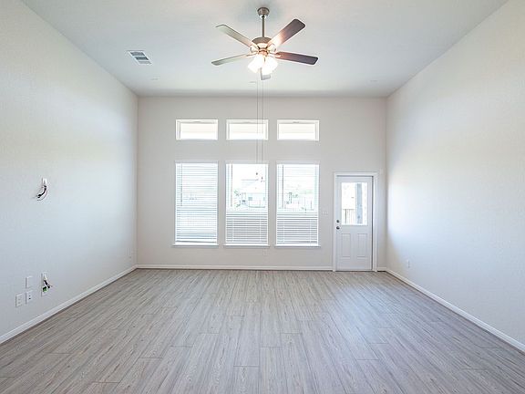 3rd image of 926 Blue Oak Blvd