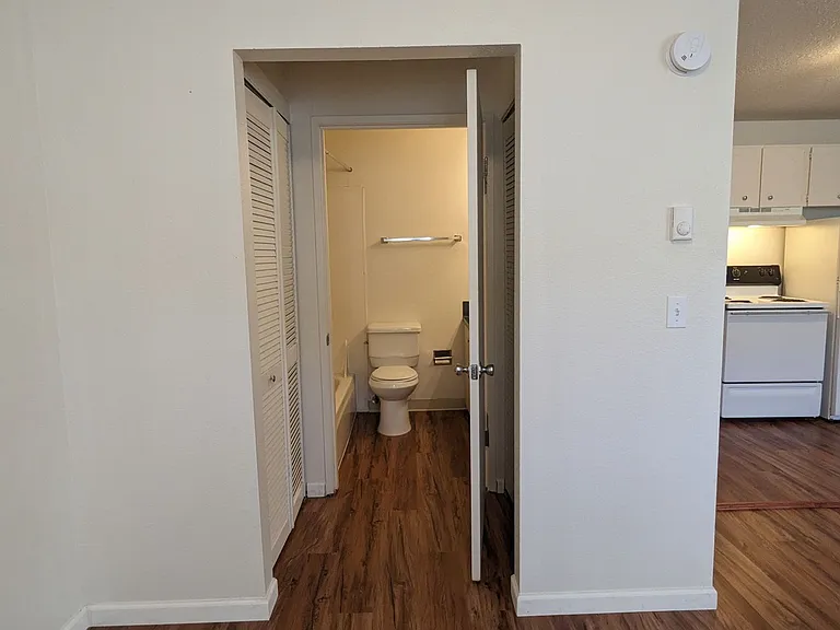 Watergate Apartments — Photo 19