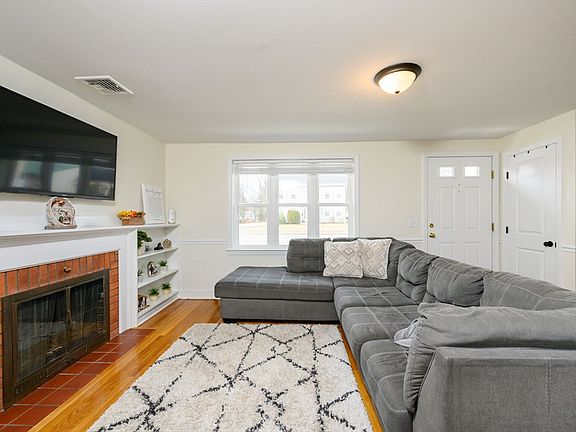 5th image of 1065 Bedford St