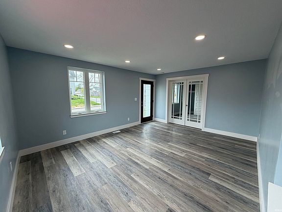 2nd image of 1049 Oak St