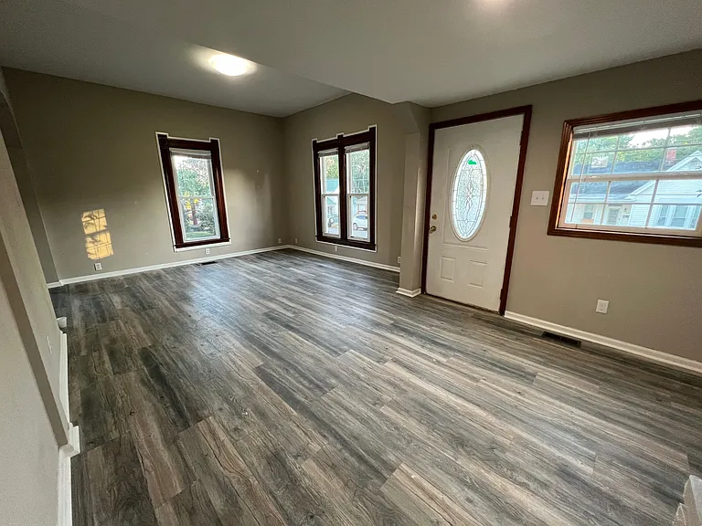 141 E Walnut St — Photo 9