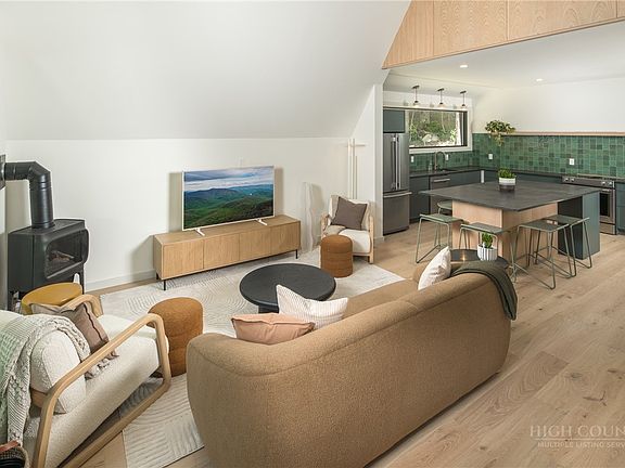 2nd image of 122 Wintergreen Way