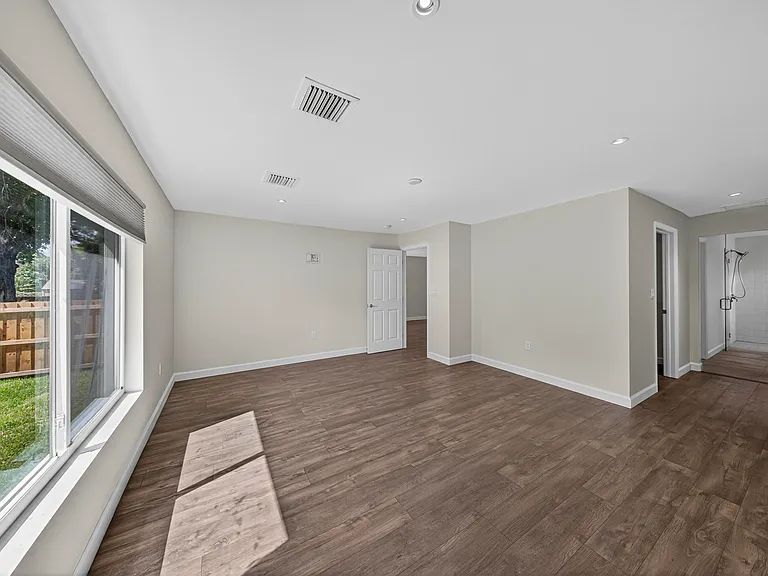 410 NE 34th St — Photo 21