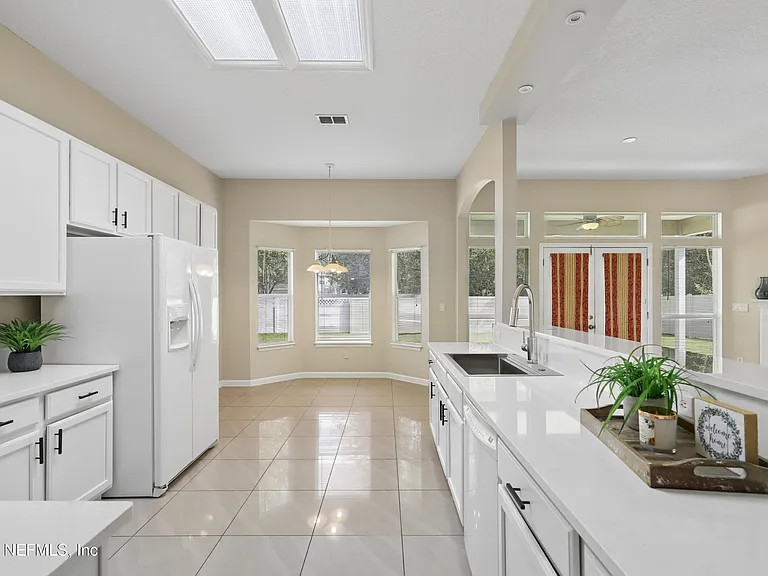 2070 Thornhill Dr — Photo 7