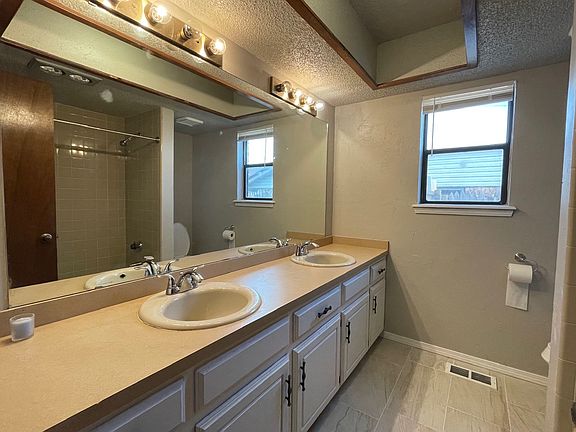 3rd image of 12605 Oakland Cir