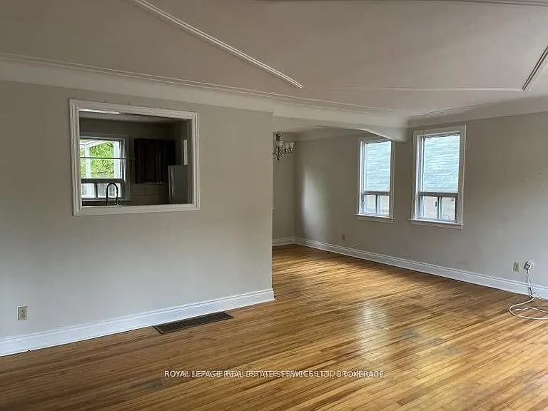 235 Lakeshore Rd W — Photo 4