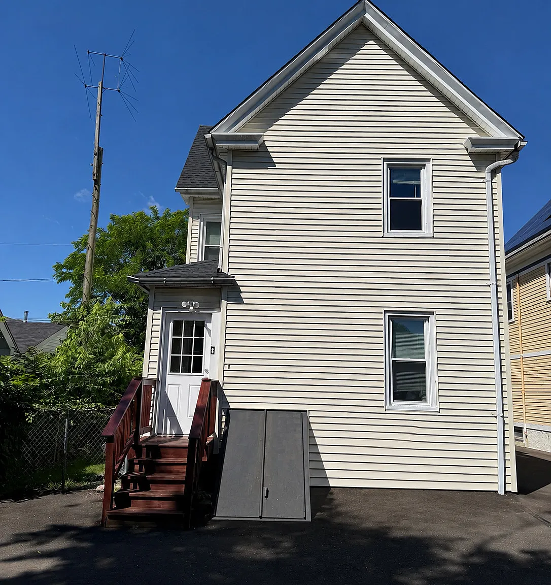 4 bed, 1.5 bath, 1520 sqft, $3,200 — Photo 2