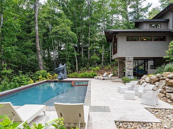 4th image of 27 Hawberry Ct