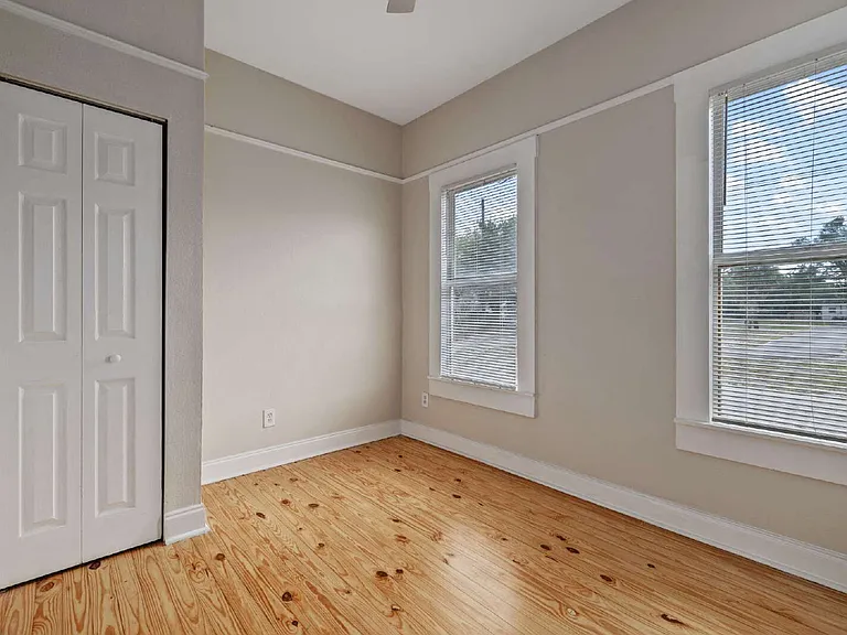 2506 1/2 E Columbus Dr — Photo 8