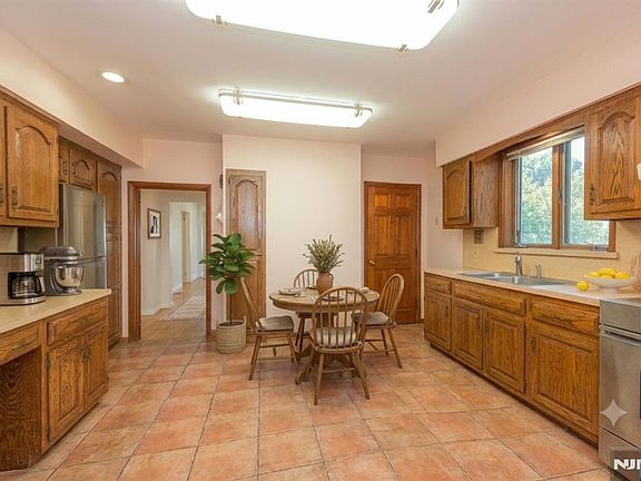 5th image of 16 Lincoln Pl