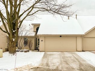 10 Bordeaux Ln, Beachwood, OH 44122