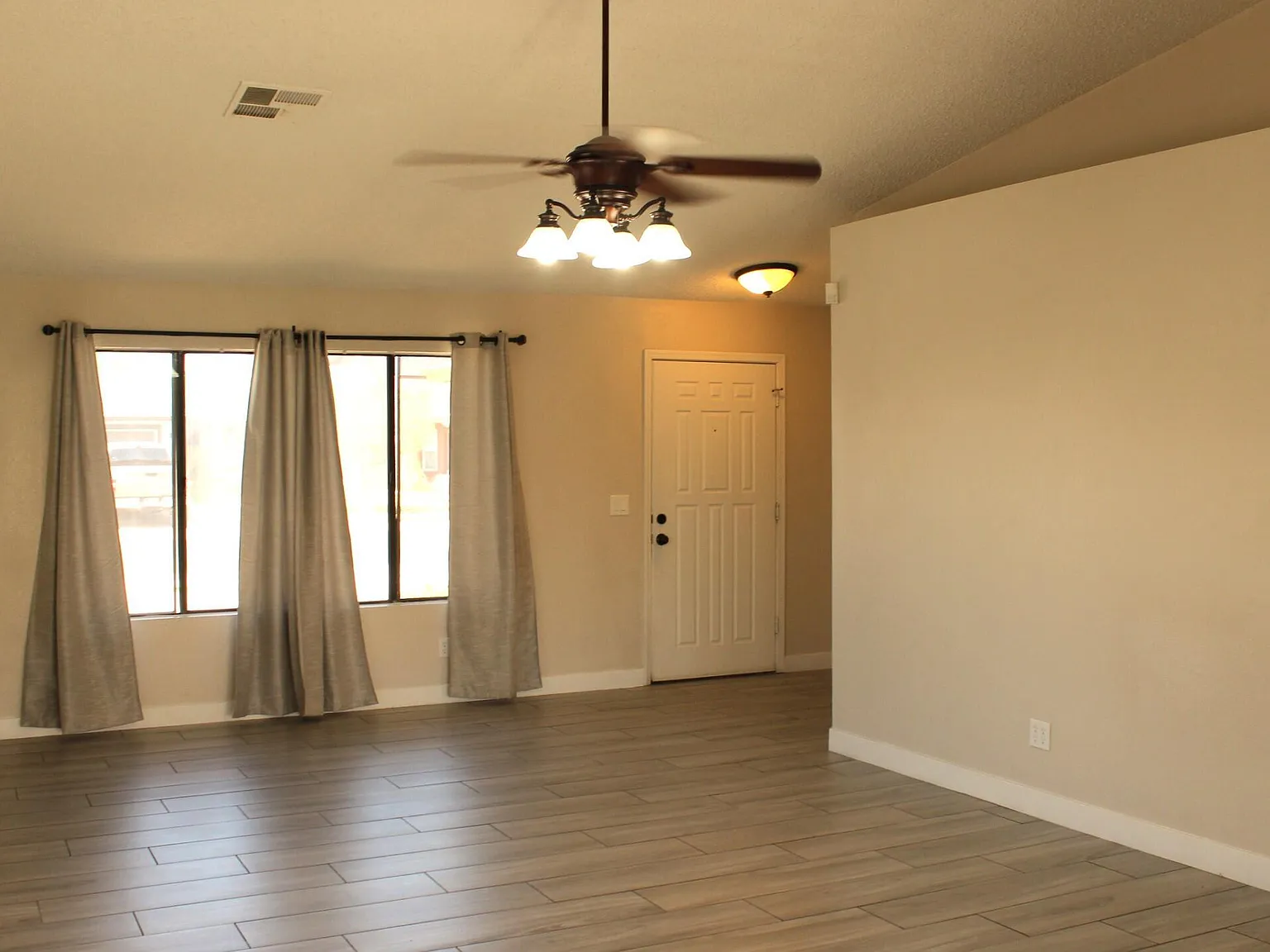 3 bed, 2.0 bath, 1240 sqft, $2,100 — Photo 3