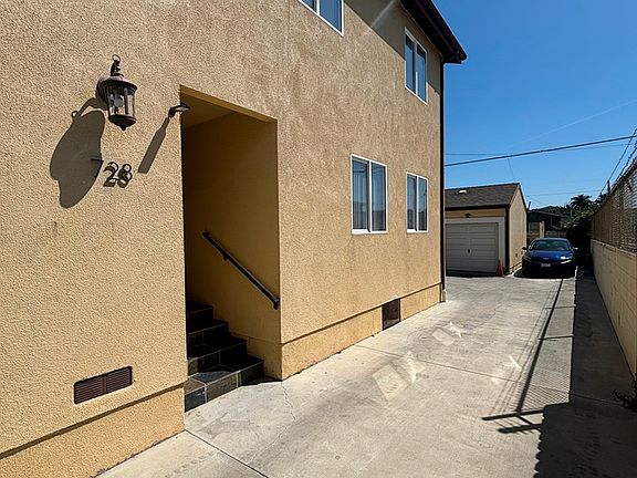 2nd image of 728 W 55th St
