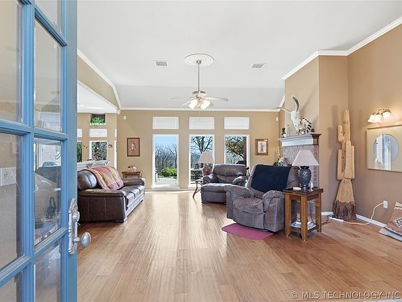 3rd image of 2981 N McKinley Ave