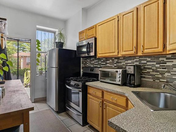 5th image of 321 Cornelia St #1