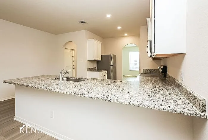 3 bed, 2.0 bath, 1570 sqft, $1,665 — Photo 4