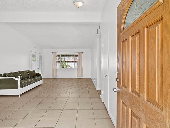 3rd image of 1003 W J14 Ave