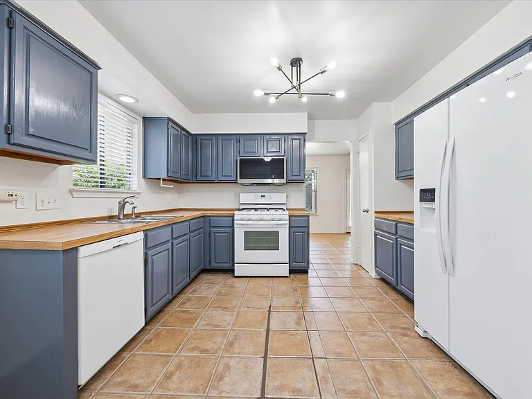 12312 Antoinette Pl — Photo 6