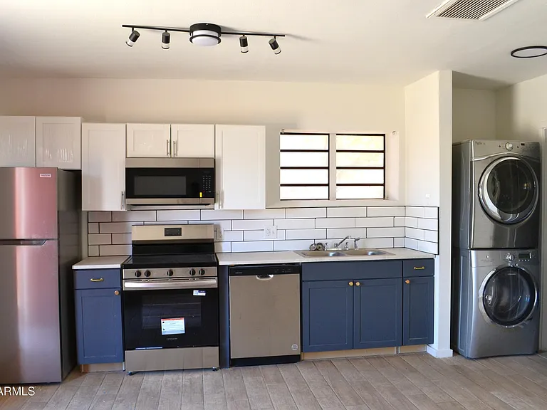 711 E 4th St #711 — Photo 3