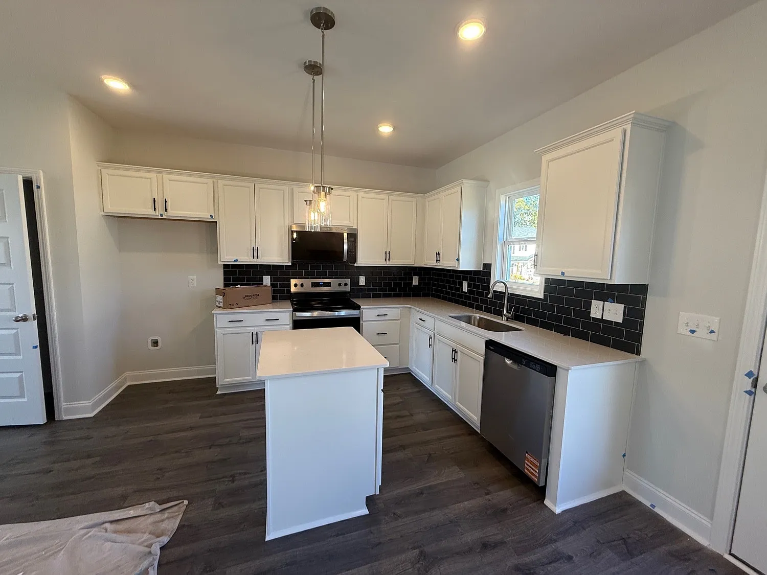 4 bed, 2.5 bath, 1395 sqft, $2,500 — Photo 3