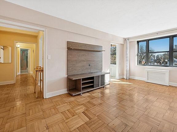4th image of 3103 Fairfield Ave APT 5D